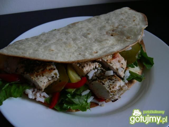 Tortilla z ryżem i grillowanym kurczakie