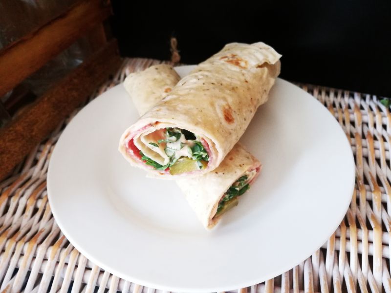 Tortilla z salami i jarmużem Tortilla z salami i jarmużem