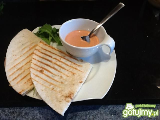 Tortilla z serem i rukolą