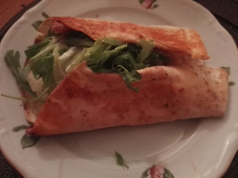 Tortilla z serem i warzywami