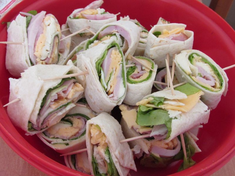 Tortilla z serem, mozzarellą, szynką i sałatą  Tortilla z serem, mozzarellą, szynką i sałatą