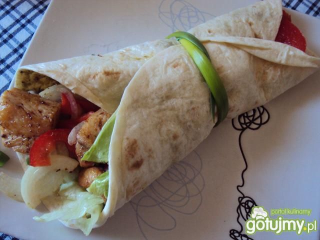 Tortilla z sosem pesto