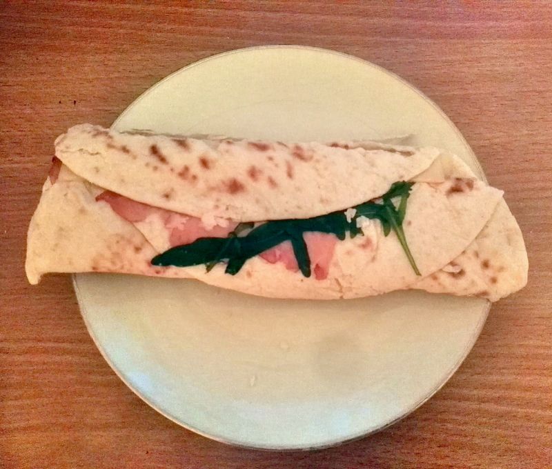 Tortilla z szynką, serem i rukolą