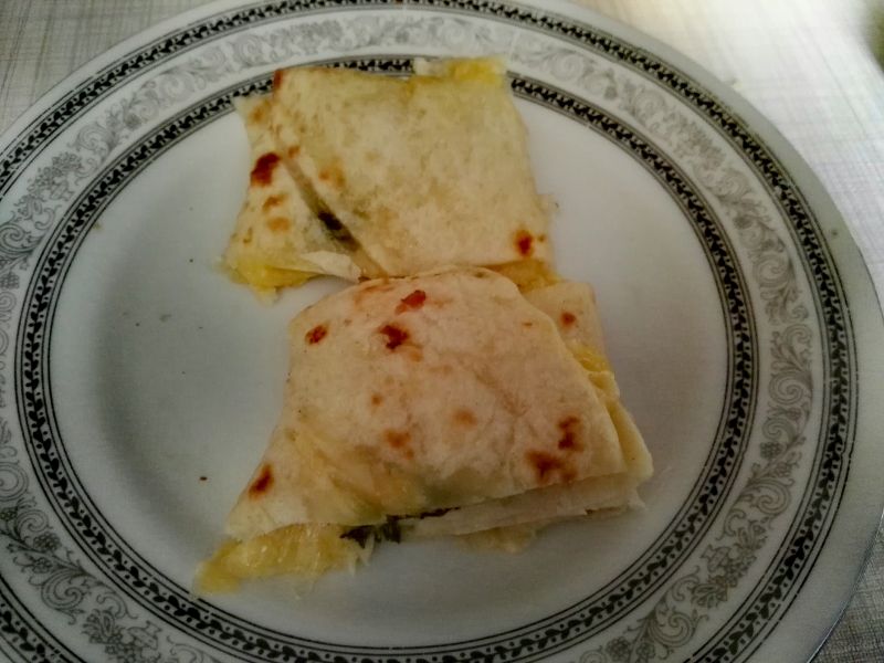 Tortilla z szynką, serem i rukolą