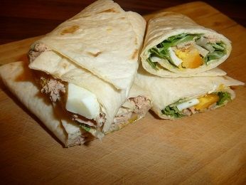 Tortilla z tuńczykiem, jajkiem i rukolą Tortilla z tuńczykiem, jajkiem i rukolą
