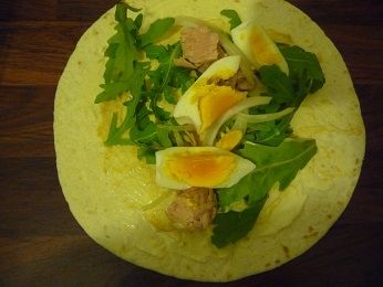 Tortilla z tuńczykiem, jajkiem i rukolą