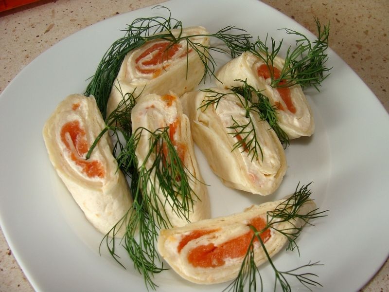 Tortilla z wędzonym łososiem Tortilla z wędzonym łososiem