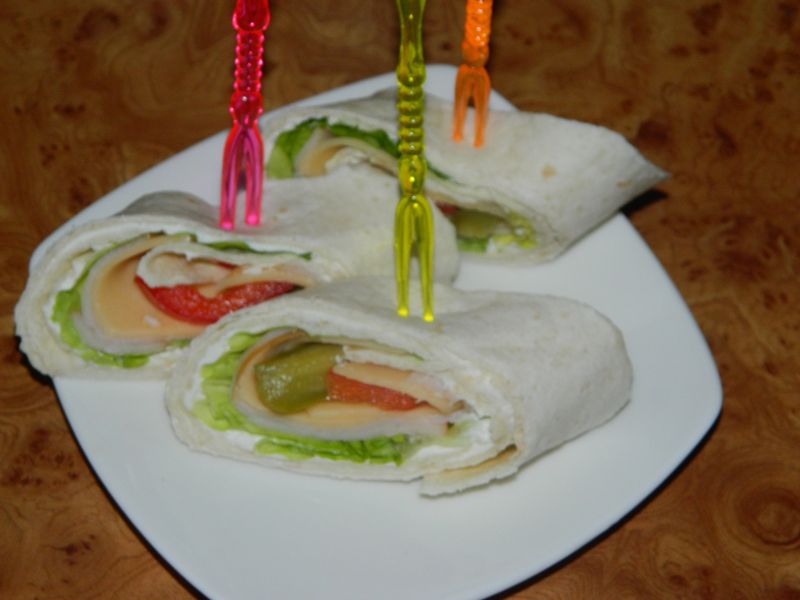 Tortilla z żółtym serem i szynką