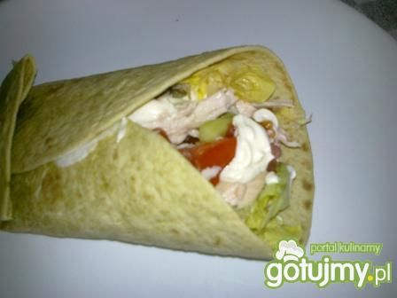 Tortilla zielona z dodatkami.