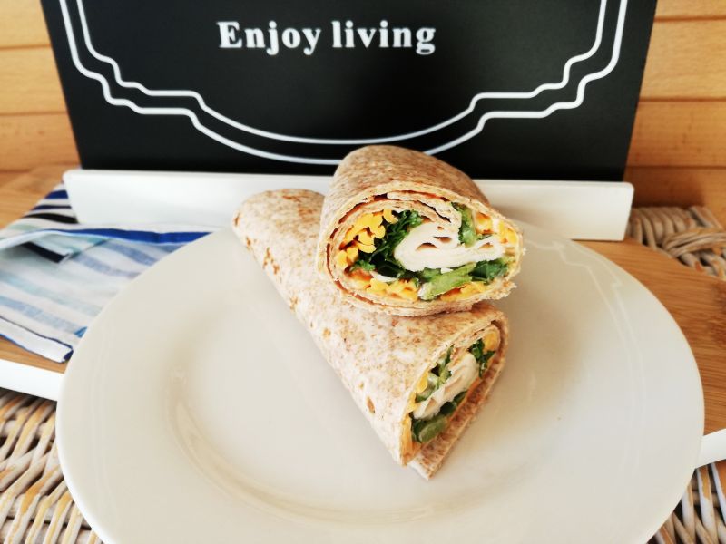 Tortilla żytnia z indykiem i jarmużem