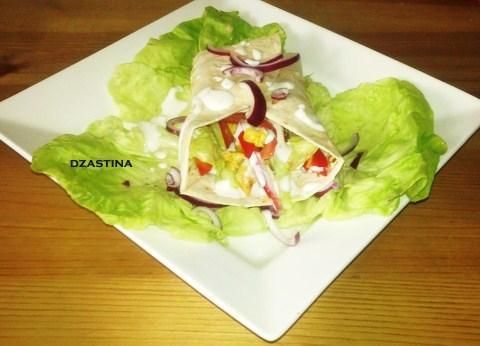 Tortilla+kurczak+warzywa+sos czosnkowy 