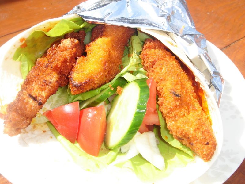 Tortille z chrupiącym kurczakiem i warzywami