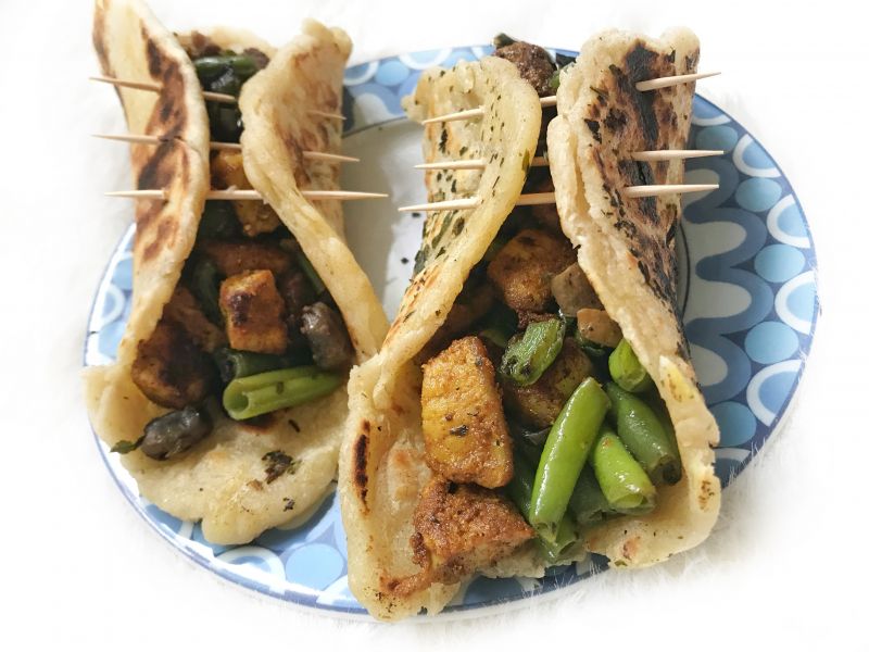 Tortille z fasolką, pieczarkami i kurczakiem Tortille z fasolką, pieczarkami i kurczakiem