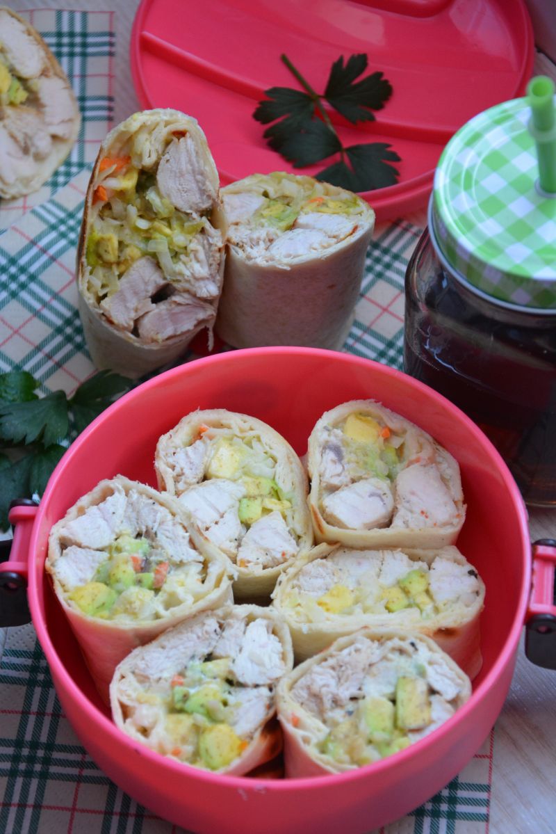 Tortille z indykiem, awokado i sałatką colesław