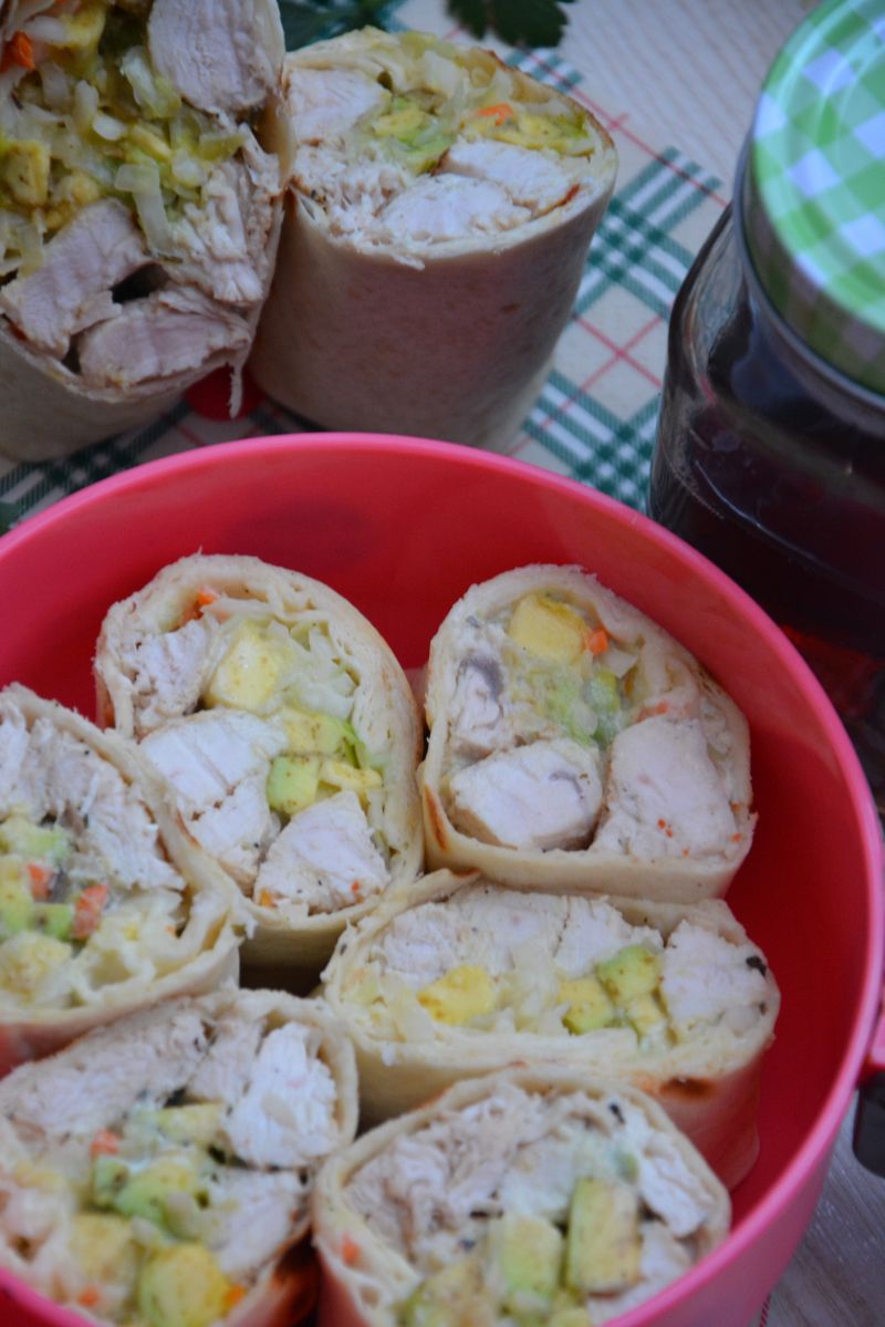 Tortille z indykiem, awokado i sałatką colesław