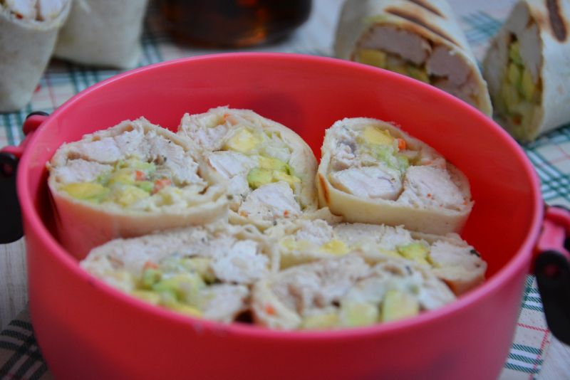 Tortille z indykiem, awokado i sałatką colesław