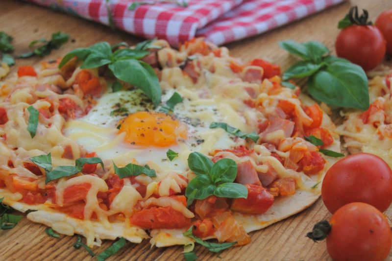 Tortille z jajkiem i pomidorową salsą Tortille z jajkiem i pomidorową salsą