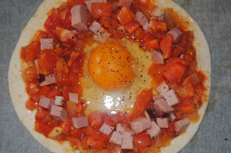 Tortille z jajkiem i pomidorową salsą