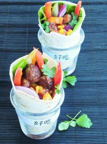 Tortille z kuleczkami i chińskim sosem