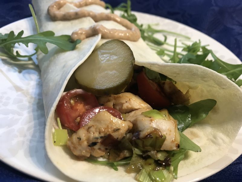 Tortille z kurczakiem gyros i porem