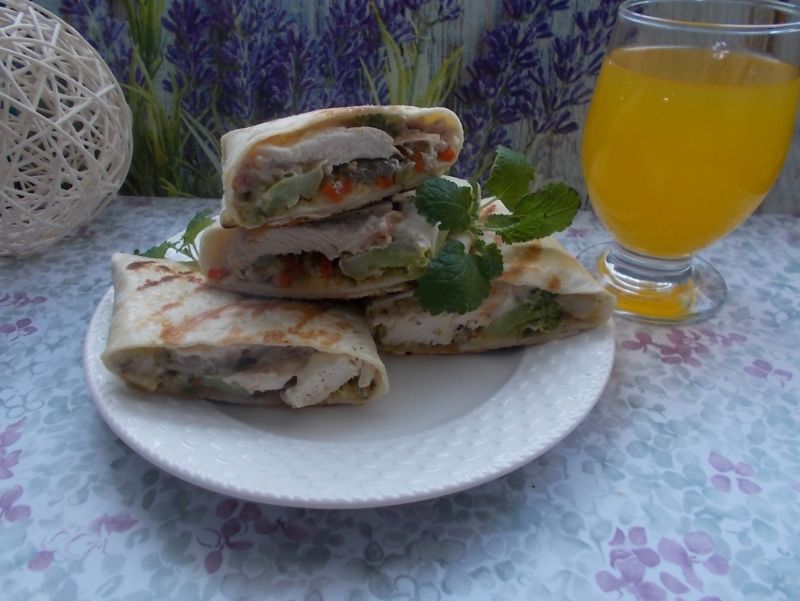 Tortille z kurczakiem i warzywami (grillowane)
