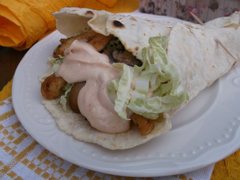 Tortille z kurczakiem, pieczarkami i pekinką Tortille z kurczakiem, pieczarkami i pekinką