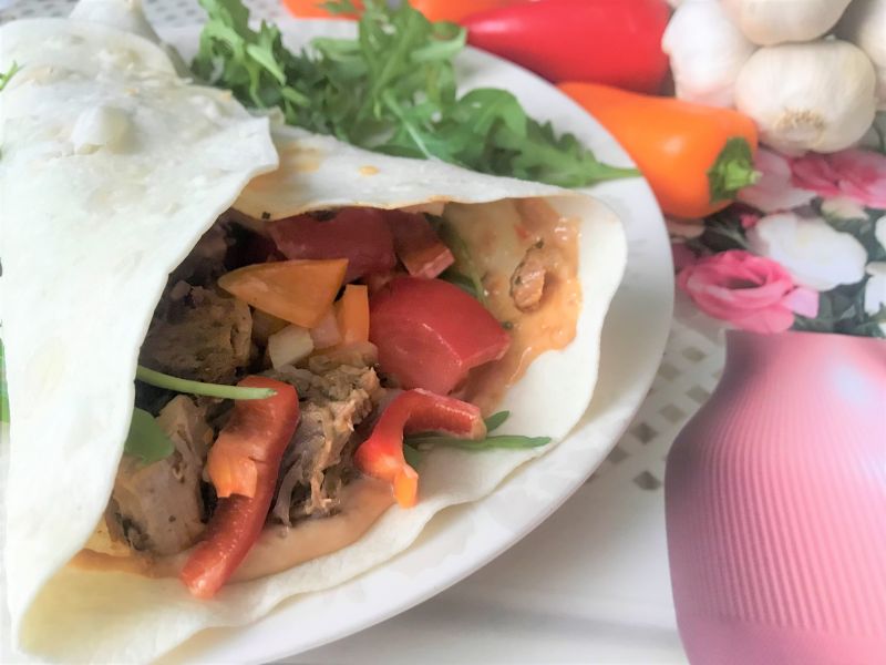 Tortille z mięsem z rosołu, serem i warzywami Tortille z mięsem z rosołu, serem i warzywami