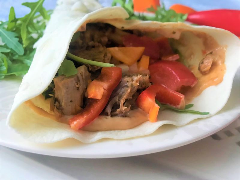 Tortille z mięsem z rosołu, serem i warzywami Tortille z mięsem z rosołu, serem i warzywami