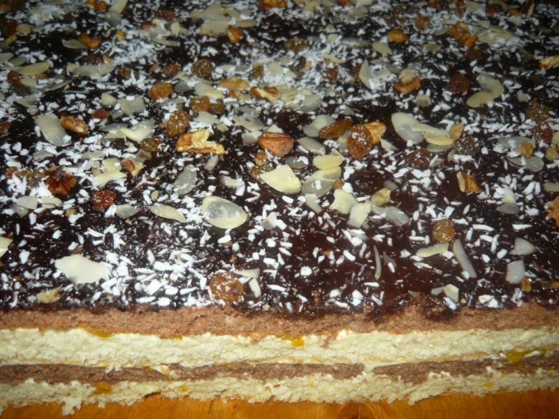 Tortowe ciasto z brzoskwiniami