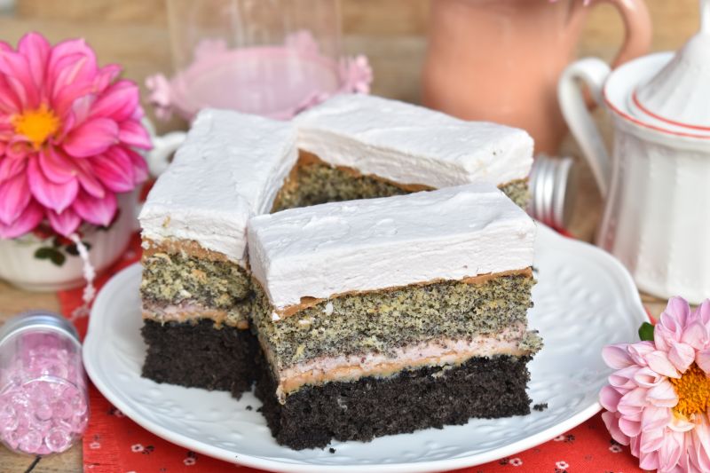 Tortowo-biszkoptowe ciasto z dżemem wiśniowym