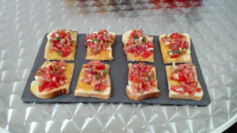 Tost a'la bruschetta z pomidorami Tost a'la bruschetta z pomidorami