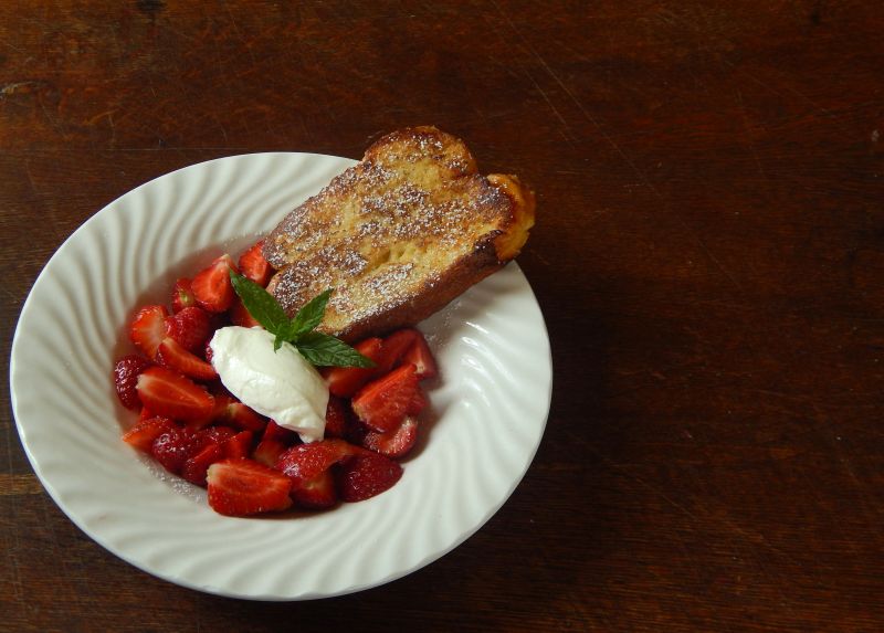 Tost francuski z truskawkami i creme fresh