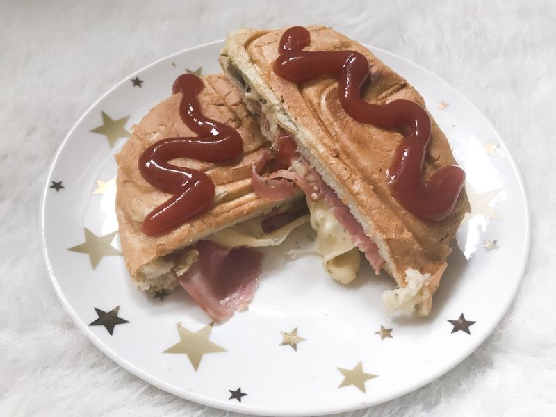 Tost z kindziukiem, pieczarkami, serem i papryką