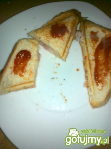 Tost z parmezanem pesto i swojską szynką Tost z parmezanem pesto i swojską szynką