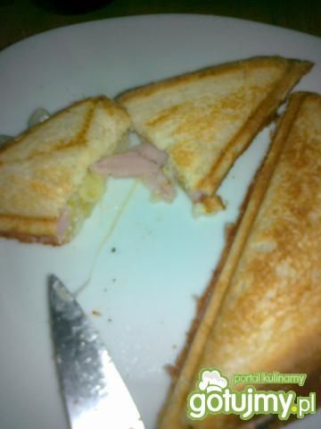 Tost z sałatą lodową, cherry i szynkową Tost z sałatą lodową, cherry i szynkową