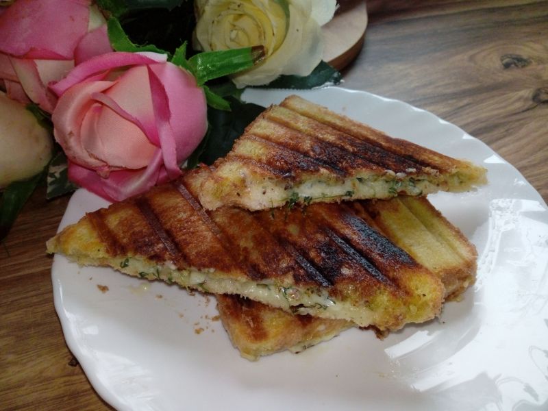 Tosty czosnkowe z pesto