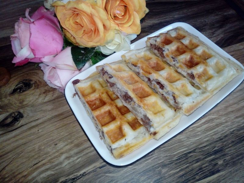 Tosty francuskie z orzechami laskowymi i czekoladą Tosty francuskie z orzechami laskowymi i czekoladą