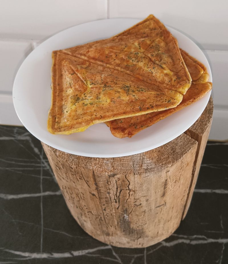 Tosty jajeczne z lubczykiem