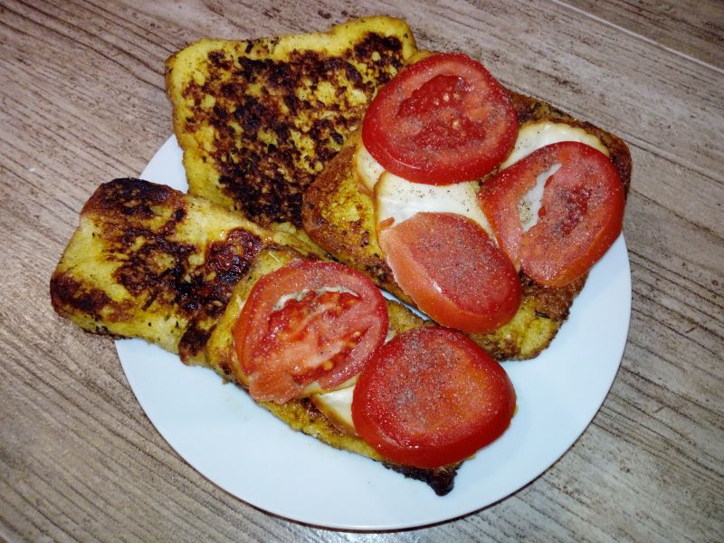 Tosty prowansalskie z serem i pomidorem