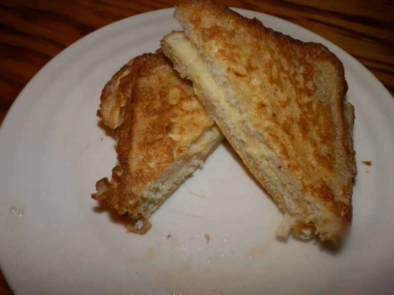 Tosty serowe obsmażane w jajku