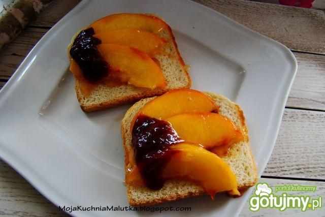 Tosty z brzoskwiniami i powidłami  Tosty z brzoskwiniami i powidłami
