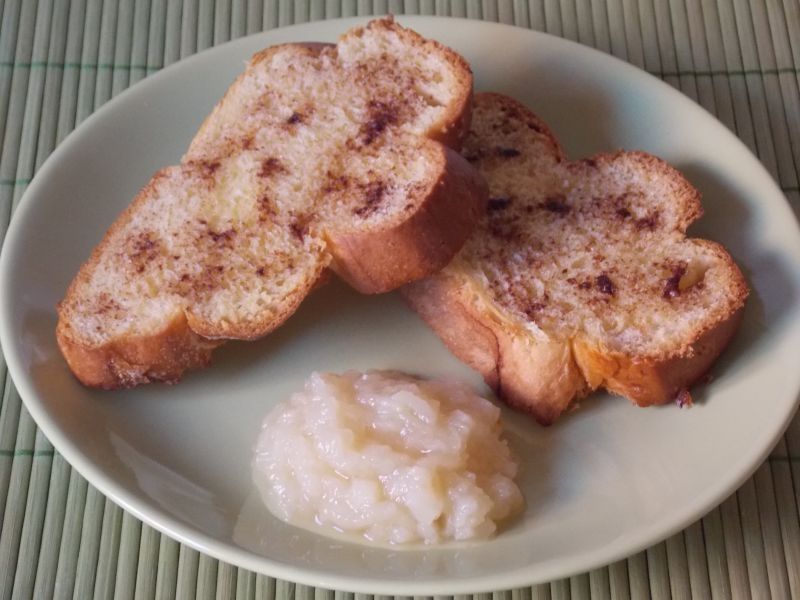 Tosty z chałki z musem z gruszek 