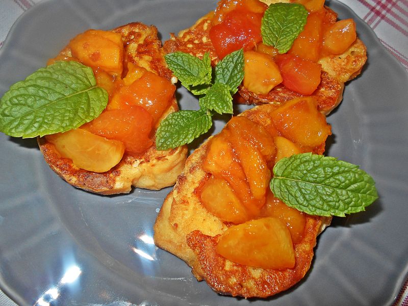 Tosty z chałki ze smażonymi brzoskwiniami i mango