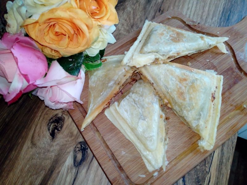 Tosty z ciasta francuskiego z kapustą i pieczarkam