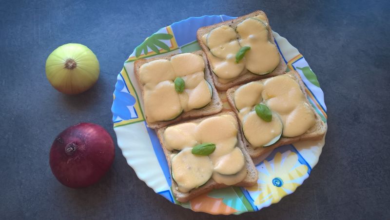 Tosty z cukinią i serem