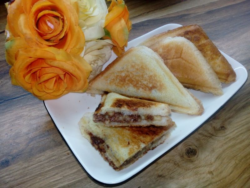 Tosty z czekoladą i orzechami włoskimi