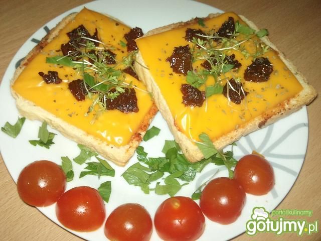 Tosty z czerwonym pesto