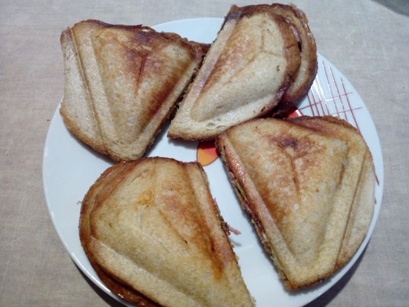 Tosty z grillowaną kiełbaską