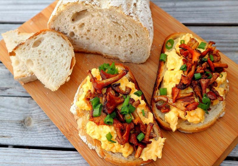 Tosty z jajecznicą i kurkami 