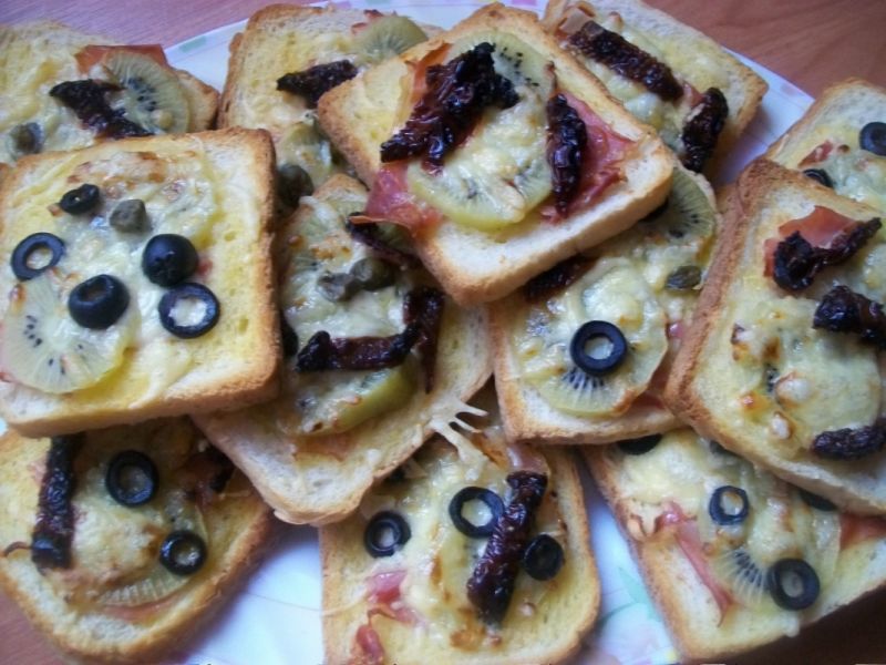 Tosty z kiwi i szynką